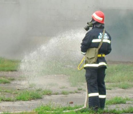 Pompierii au simulat stingerea unui incendiu de proporţii la Complexul Comercial Tom